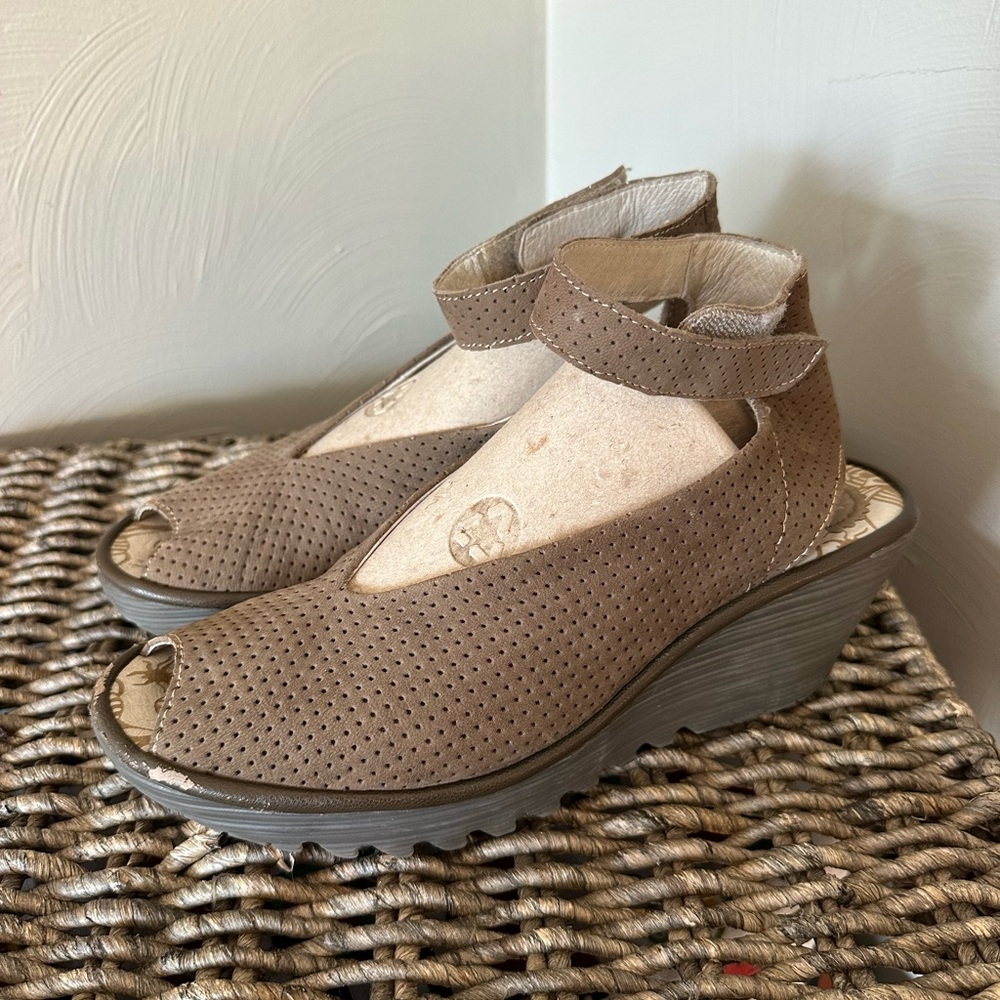 Fly London Perforated Leather Peep Toe Wedge Size 41 Tan